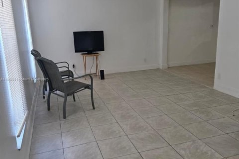 Снять в аренду таунхаус в Норт-Лодердейл, Флорида 4 спальни, 128.21м2, № 1958253 - фото 3