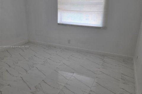 Снять в аренду таунхаус в Норт-Лодердейл, Флорида 4 спальни, 128.21м2, № 1958253 - фото 9