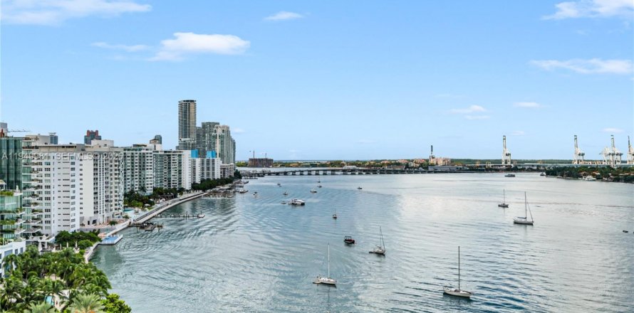 Estudio en el Condominio en Miami Beach, Florida  № 2055759