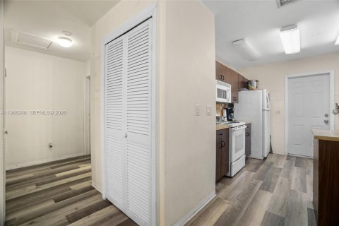 Immobilier commercial à vendre à Hollywood, Floride: 232.81 m2 № 2050306 - photo 10