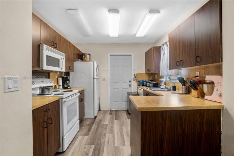 Immobilier commercial à vendre à Hollywood, Floride: 232.81 m2 № 2050306 - photo 8