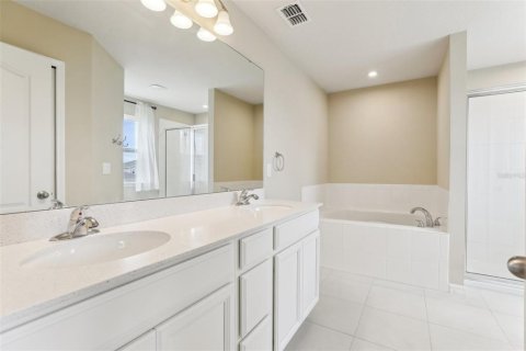 House in Davenport, Florida 5 bedrooms, 294.87 sq.m. № 1736564 - photo 26