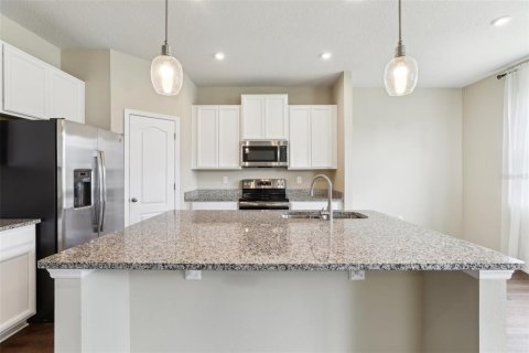 House in Davenport, Florida 5 bedrooms, 294.87 sq.m. № 1736564 - photo 9
