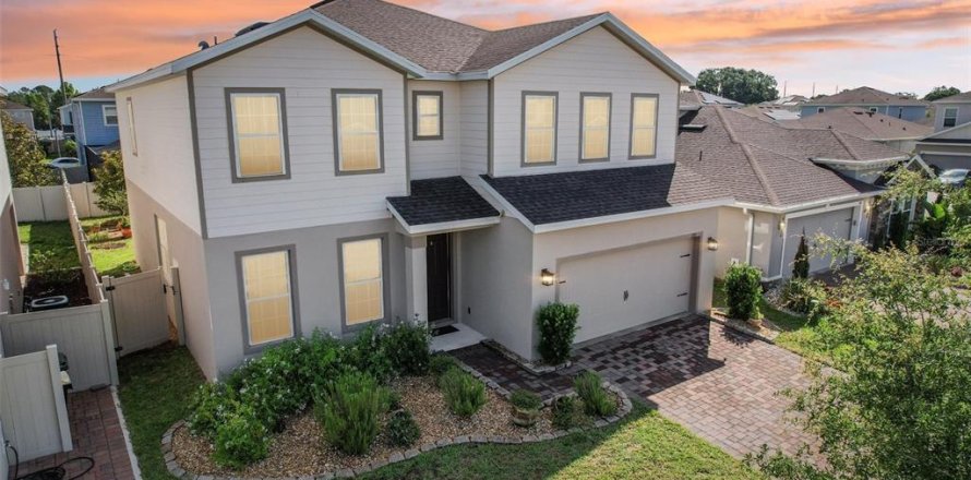 House in Davenport, Florida 5 bedrooms, 294.87 sq.m. № 1736564