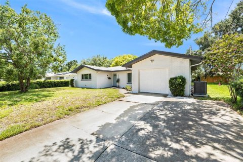 House in Saint Petersburg, Florida 2 bedrooms, 120.31 sq.m. № 1854646 - photo 3