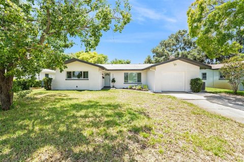 House in Saint Petersburg, Florida 2 bedrooms, 120.31 sq.m. № 1854646 - photo 1