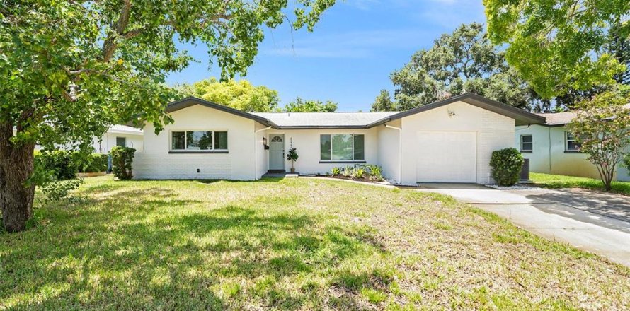 House in Saint Petersburg, Florida 2 bedrooms, 120.31 sq.m. № 1854646