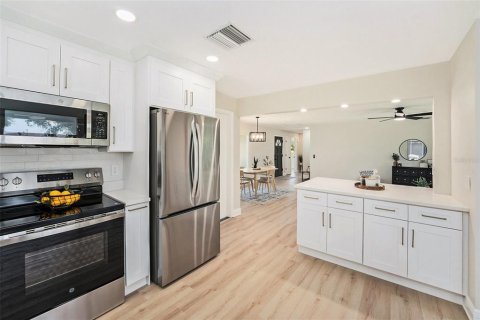 House in Saint Petersburg, Florida 2 bedrooms, 120.31 sq.m. № 1854646 - photo 9
