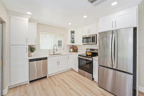 House in Saint Petersburg, Florida 2 bedrooms, 120.31 sq.m. № 1854646 - photo 10