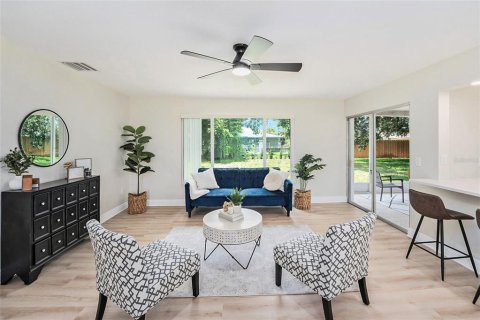 House in Saint Petersburg, Florida 2 bedrooms, 120.31 sq.m. № 1854646 - photo 6