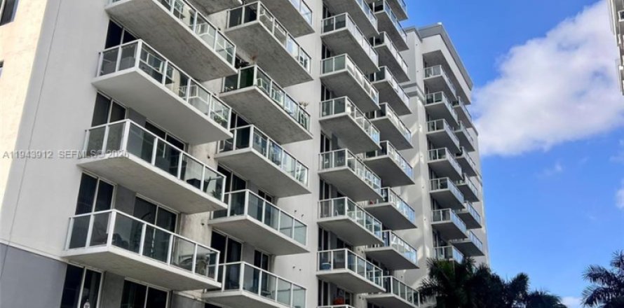 Кондоминиум с 2 спальнями в Майами, Флорида № 2001864