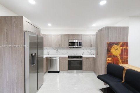 Casa en alquiler en Miami, Florida, 1 dormitorio, 60.39 m2 № 1987772 - foto 2