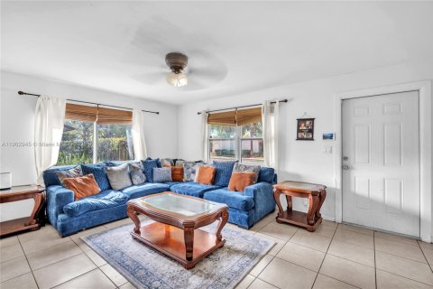 Casa en venta en Fort Lauderdale, Florida, 2 dormitorios, 92.44 m2 № 1954257 - foto 3