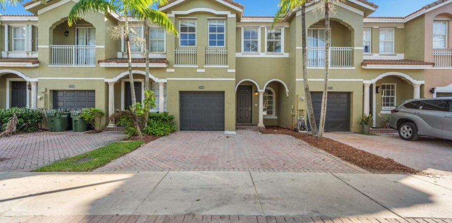 Townhouse in Homestead, Florida 4 bedrooms, 172.05 sq.m. № 1869902