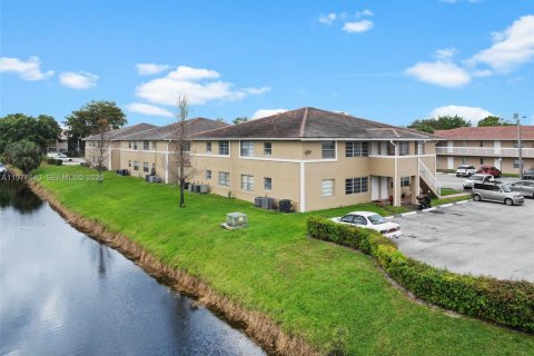 Condo in Coral Springs, Florida, 2 bedrooms  № 2041834 - photo 27