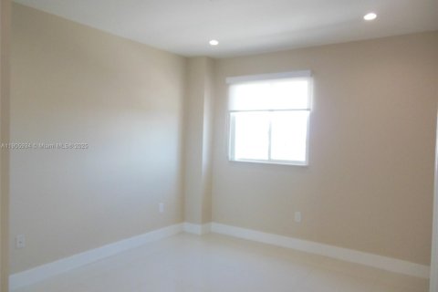 Condo in Miami, Florida, 2 bedrooms  № 1957276 - photo 3
