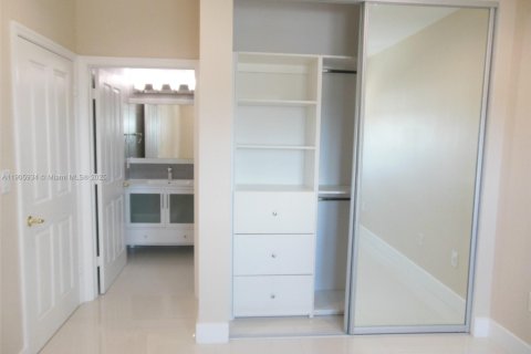 Condo in Miami, Florida, 2 bedrooms  № 1957276 - photo 4