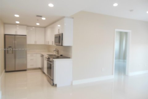 Condo in Miami, Florida, 2 bedrooms  № 1957276 - photo 1