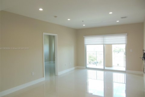 Condo in Miami, Florida, 2 bedrooms  № 1957276 - photo 6
