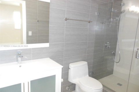 Condo in Miami, Florida, 2 bedrooms  № 1957276 - photo 5