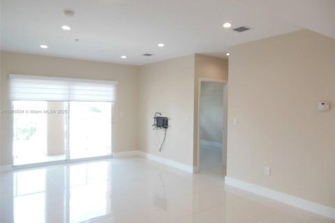 Condo in Miami, Florida, 2 bedrooms  № 1957276 - photo 2