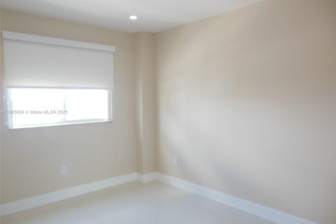 Condo in Miami, Florida, 2 bedrooms  № 1957276 - photo 7