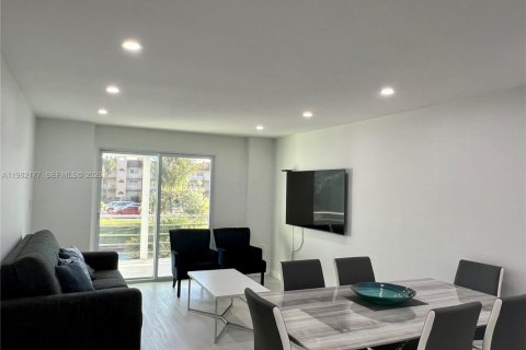 Condo in Sunrise, Florida, 1 bedroom  № 2043315 - photo 3