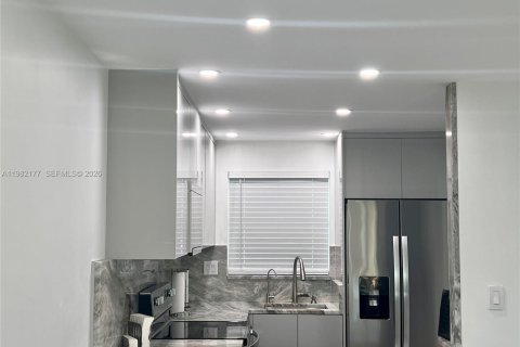 Condo in Sunrise, Florida, 1 bedroom  № 2043315 - photo 6