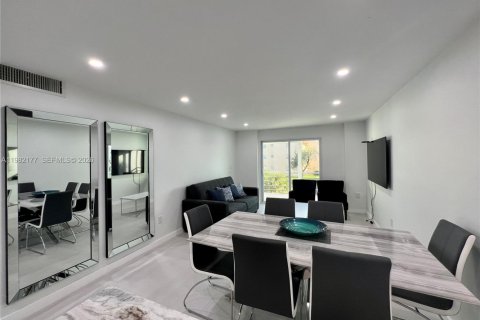 Condo in Sunrise, Florida, 1 bedroom  № 2043315 - photo 2