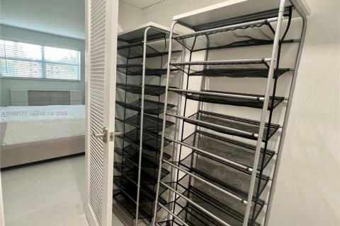 Condo in Sunrise, Florida, 1 bedroom  № 2043315 - photo 13