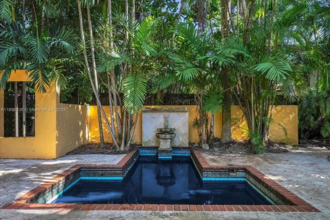 House in Miami, Florida 4 bedrooms, 429.39 sq.m. № 1943759 - photo 22