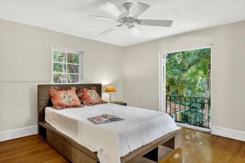 House in Miami, Florida 4 bedrooms, 429.39 sq.m. № 1943759 - photo 16