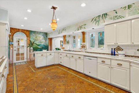 House in Miami, Florida 4 bedrooms, 429.39 sq.m. № 1943759 - photo 14