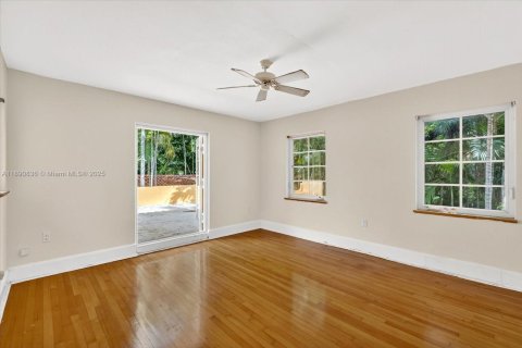 House in Miami, Florida 4 bedrooms, 429.39 sq.m. № 1943759 - photo 15