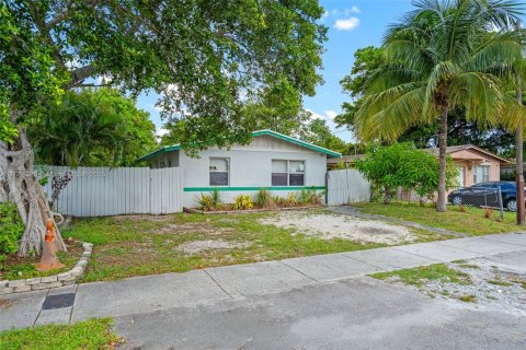 House in Fort Lauderdale, Florida 2 bedrooms, 75.81 sq.m. № 1892584 - photo 2