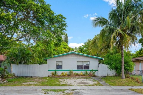 House in Fort Lauderdale, Florida 2 bedrooms, 75.81 sq.m. № 1892584 - photo 1