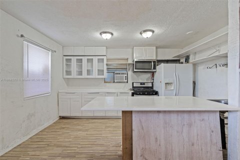House in Fort Lauderdale, Florida 2 bedrooms, 75.81 sq.m. № 1892584 - photo 7