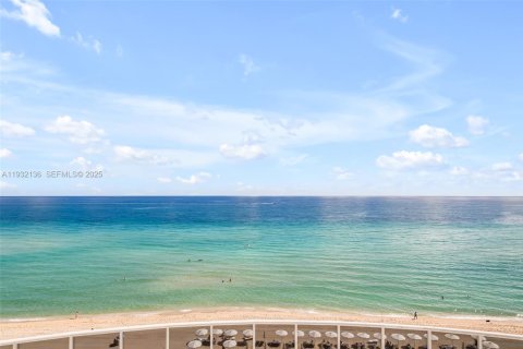 Condominio en Sunny Isles Beach, Florida, 3 dormitorios  № 2034762