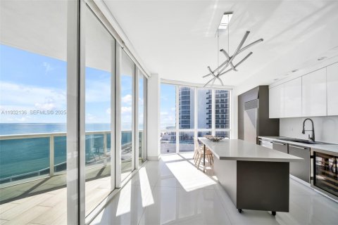 Condominio en venta en Sunny Isles Beach, Florida, 3 dormitorios, 257.15 m2 № 2034762 - foto 22