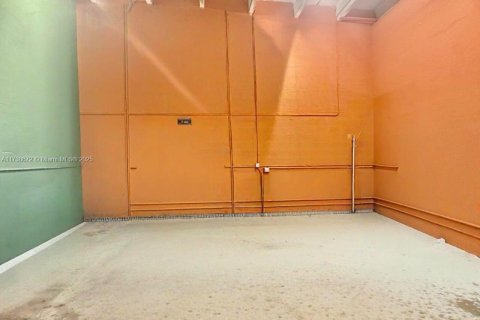 Commercial property in Hialeah, Florida № 1943020 - photo 15
