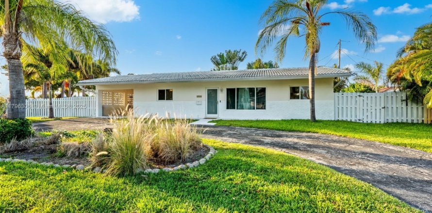 Villa ou maison à Lighthouse Point, Floride 3 chambres, 149.57 m2 № 1708052