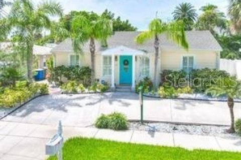 House in Clearwater, Florida 3 bedrooms, 121.24 sq.m. № 1560727 - photo 1