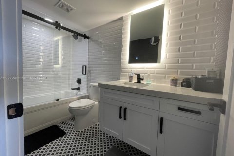 Condo in Miami Beach, Florida, 2 bedrooms  № 2076725 - photo 27