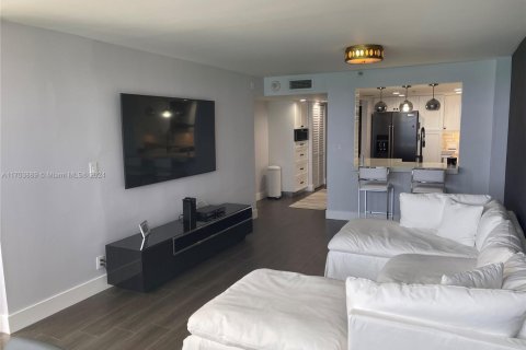 Condo in Miami Beach, Florida, 2 bedrooms  № 2076725 - photo 17