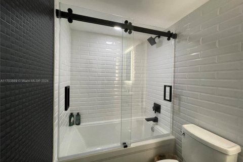 Condo in Miami Beach, Florida, 2 bedrooms  № 2076725 - photo 29