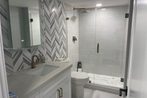 Condo in Miami Beach, Florida, 2 bedrooms  № 2076725 - photo 18