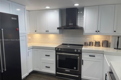Condo in Miami Beach, Florida, 2 bedrooms  № 2076725 - photo 7