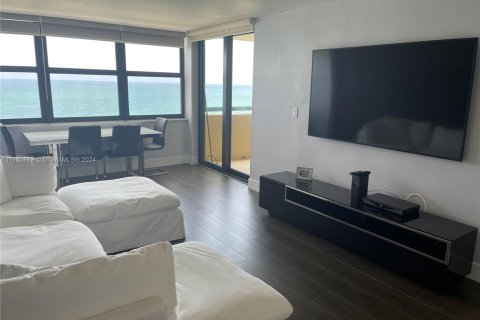 Condo in Miami Beach, Florida, 2 bedrooms  № 2076725 - photo 12