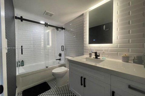 Condo in Miami Beach, Florida, 2 bedrooms  № 2076725 - photo 28