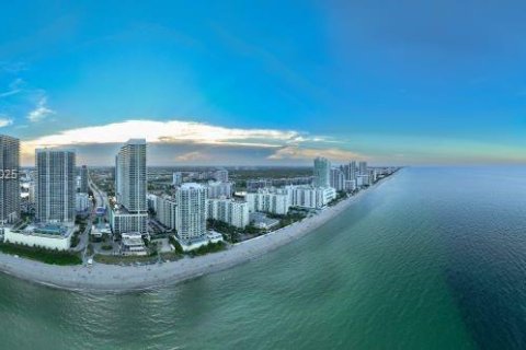 Condominio en venta en Hollywood, Florida, 1 dormitorio, 81.75 m2 № 1859826 - foto 2